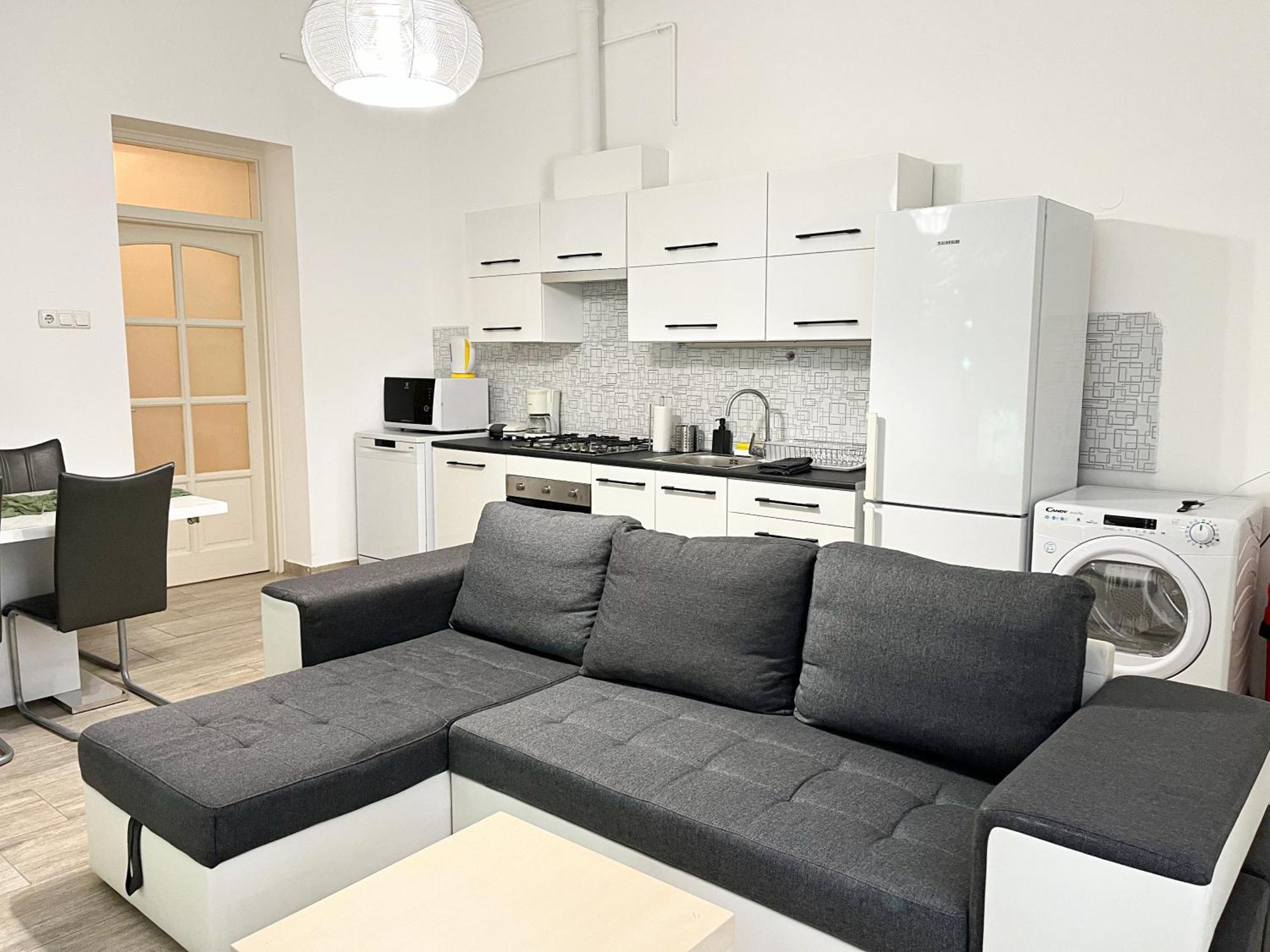 Majestic Residency - 3 Bedrooms Apartment *